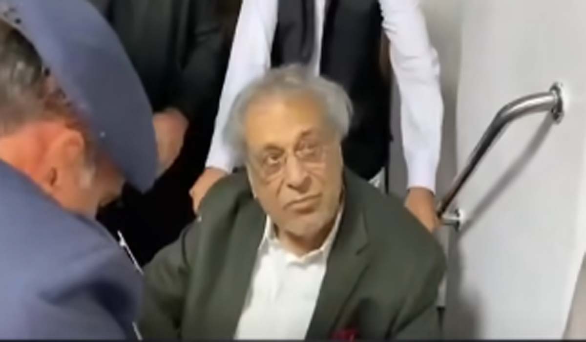 بی این پی سینیٹر قاسم رونجھو وہیل چیئر پر پارلیمنٹ پہنچے