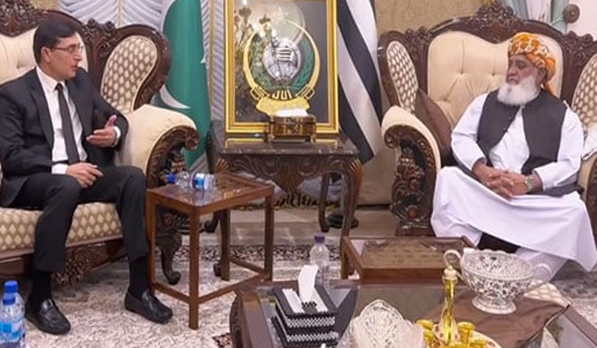 فضل الرحمان سے ملاقات، پی ٹی آئی رہنما میڈیا سے بات کیے بغیر چلے گئے
