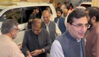 پی ٹی آئی وفد مولانا فضل الرحمان سے ملاقات کیلئے پہنچ گیا 