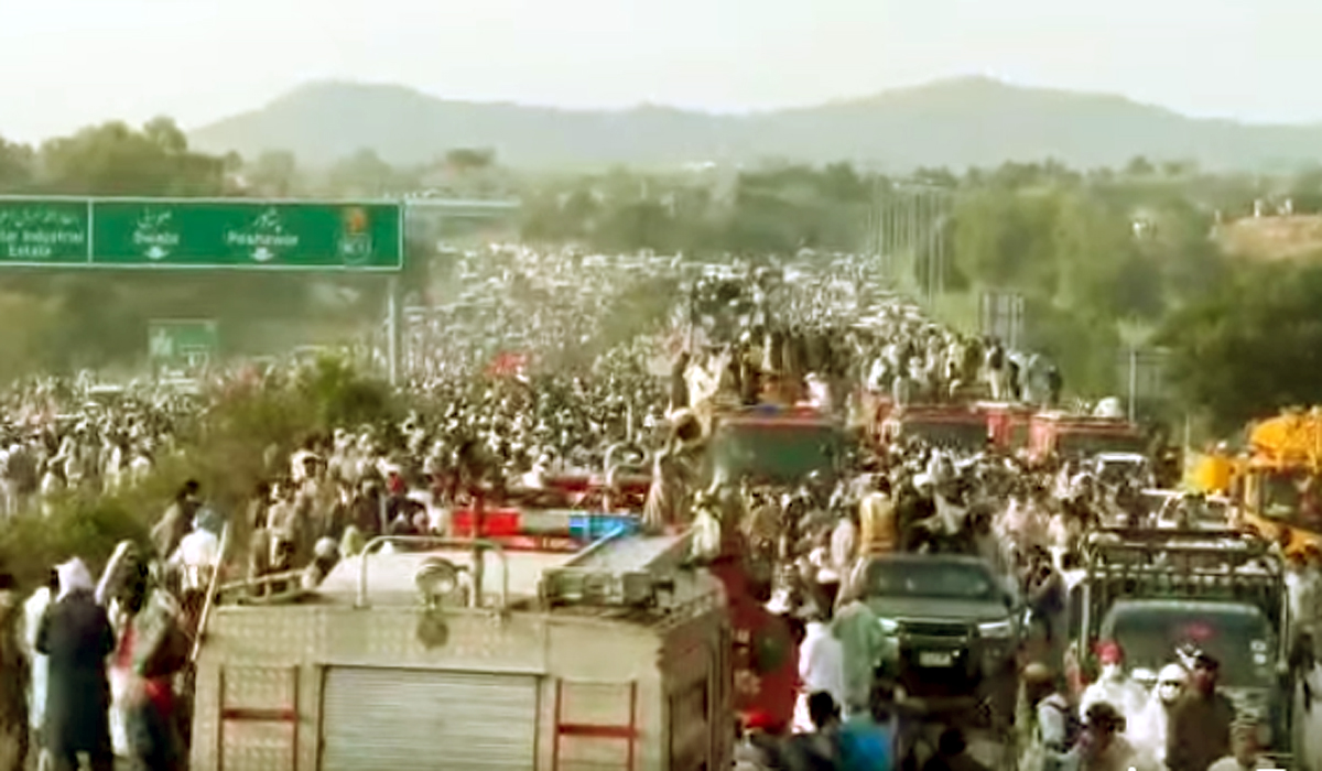 وزیر اعلیٰ کے پی علی امین گنڈاپور کا قافلہ برہان انٹرچینج پہنچ گیا