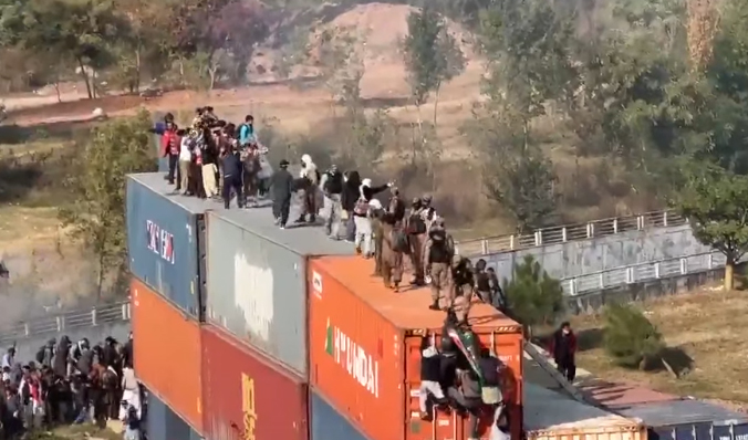 PTI convoy reaches D-Chowk, army takes control