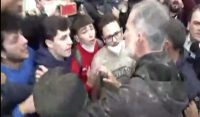 سیلاب متاثرین کااحتجاج،بادشاہ اور وزیراعظم پرکیچڑ پھینک دیا