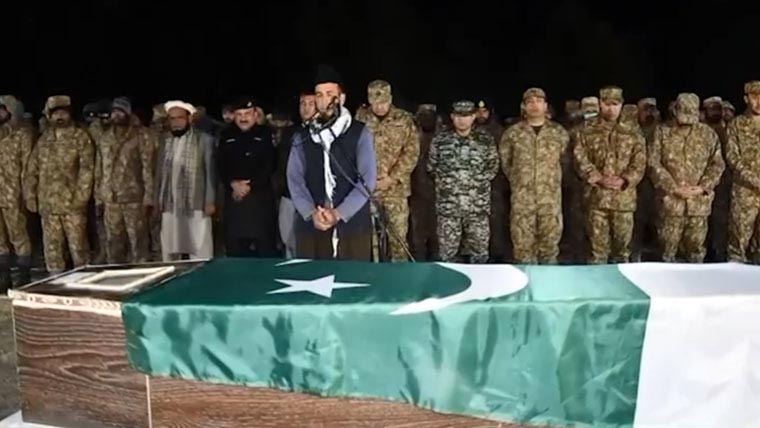 شمالی وزیرستان میں شہید میجر محمد اویس کی نماز جنازہ ادا