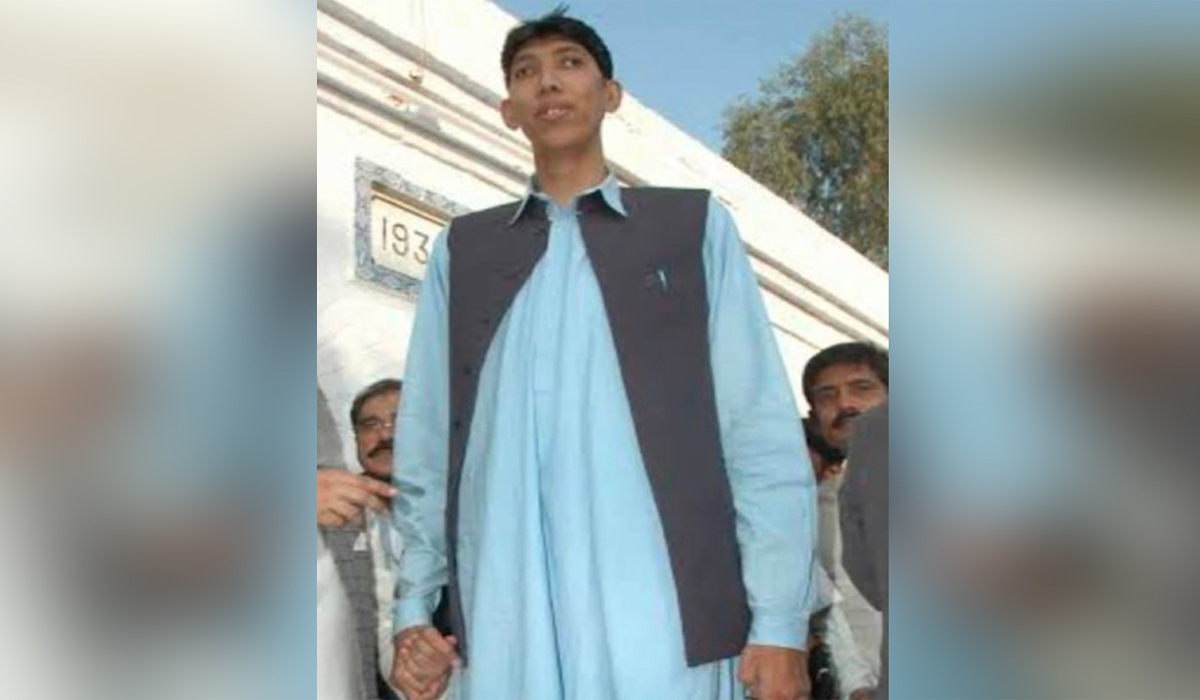 دنیا کے طویل القامت افراد میں شامل نصیر سومرو انتقال کر گئے