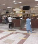لاہور ایئرپورٹ پر کسٹم عملہ۔خواتین مسافروں میں لڑائی