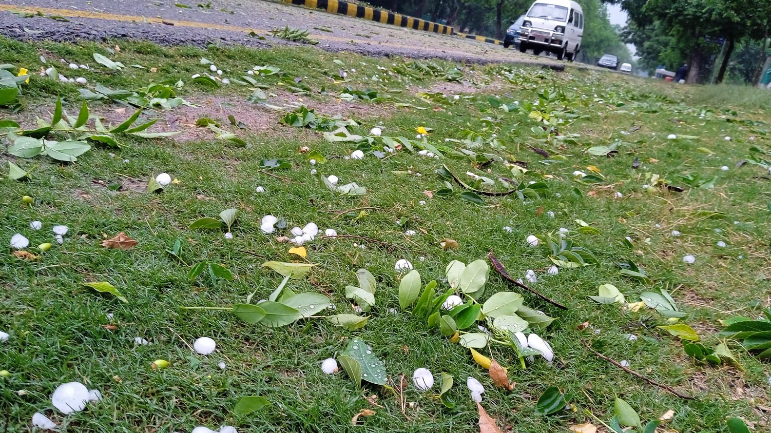 اسلام آبادمیں بارش اورشدید ژالہ باری،گاڑیوں کےشیشے ٹوٹ گئے