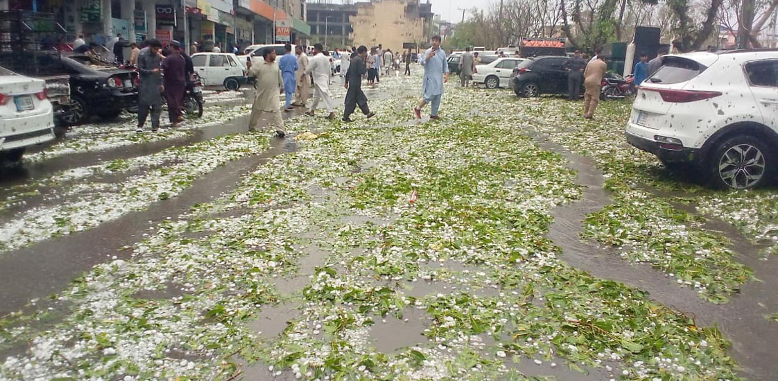 اسلام آبادمیں بارش اورشدید ژالہ باری،گاڑیوں کےشیشے ٹوٹ گئے