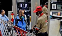 A major drop in the prices of petroleum products is likely پیٹرولیم مصنوعات کی قیمتوں میں بڑی کمی کا امکان