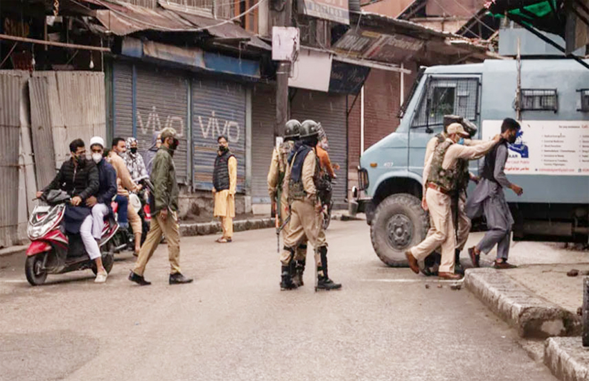 بھارتی پولیس نے کولگام میں دو کشمیری گرفتار کر لیے