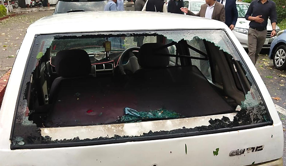اسلام آبادمیں بارش اورشدید ژالہ باری،گاڑیوں کےشیشے ٹوٹ گئے