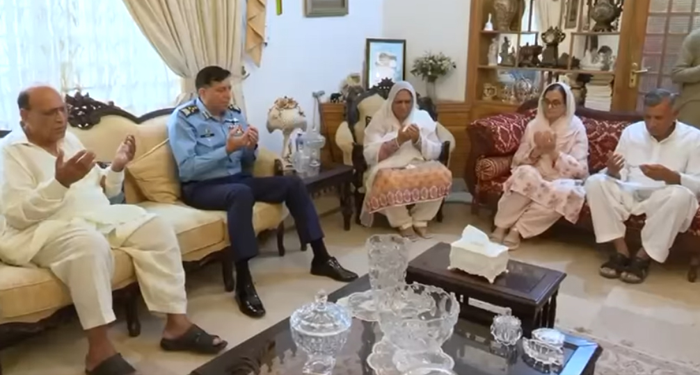 سربراہ پاک فضائیہ کی شہید عثمان یوسف کے اہل خانہ سے تعزیت