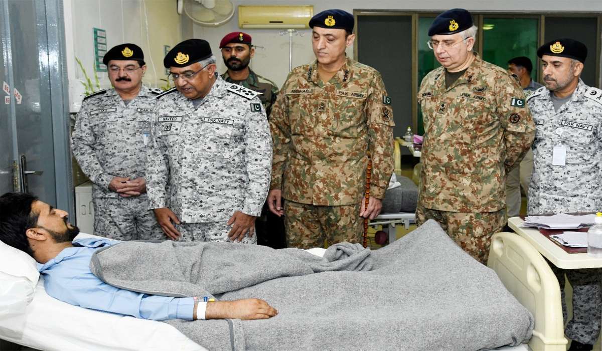 سربراہ پاک بحریہ کا سی ایم ایچ راولپنڈی کا دورہ