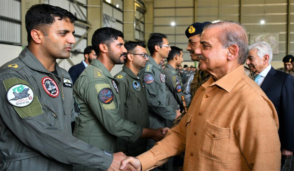 شہباز شریف کی کامرہ میں فضائیہ کے شاہینوں سے ملاقات