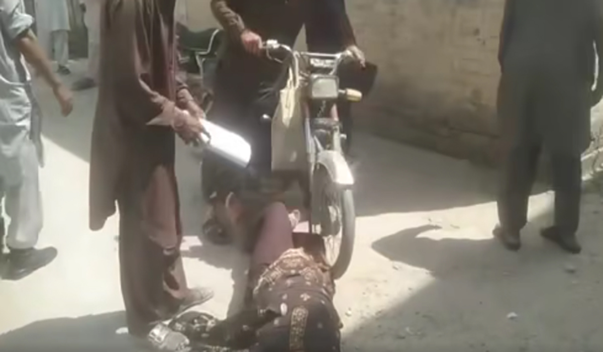 حق مانگنے آئی بوڑھی خاتون پر واپڈا اہلکار کا تشدد