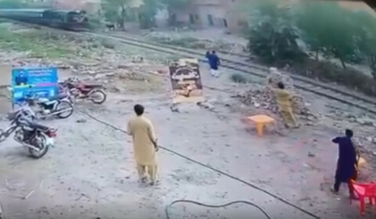 Delivery boy foils mother-son suicide attempt