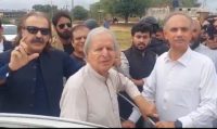 جاوید ہاشمی عمران خان سے ملاقات کیلئے اڈیالہ جیل پہنچ گئے