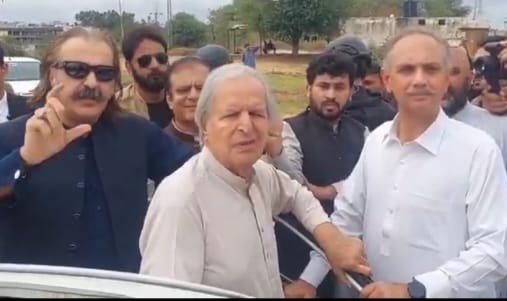 جاوید ہاشمی عمران خان سے ملاقات کیلئے اڈیالہ جیل پہنچ گئے