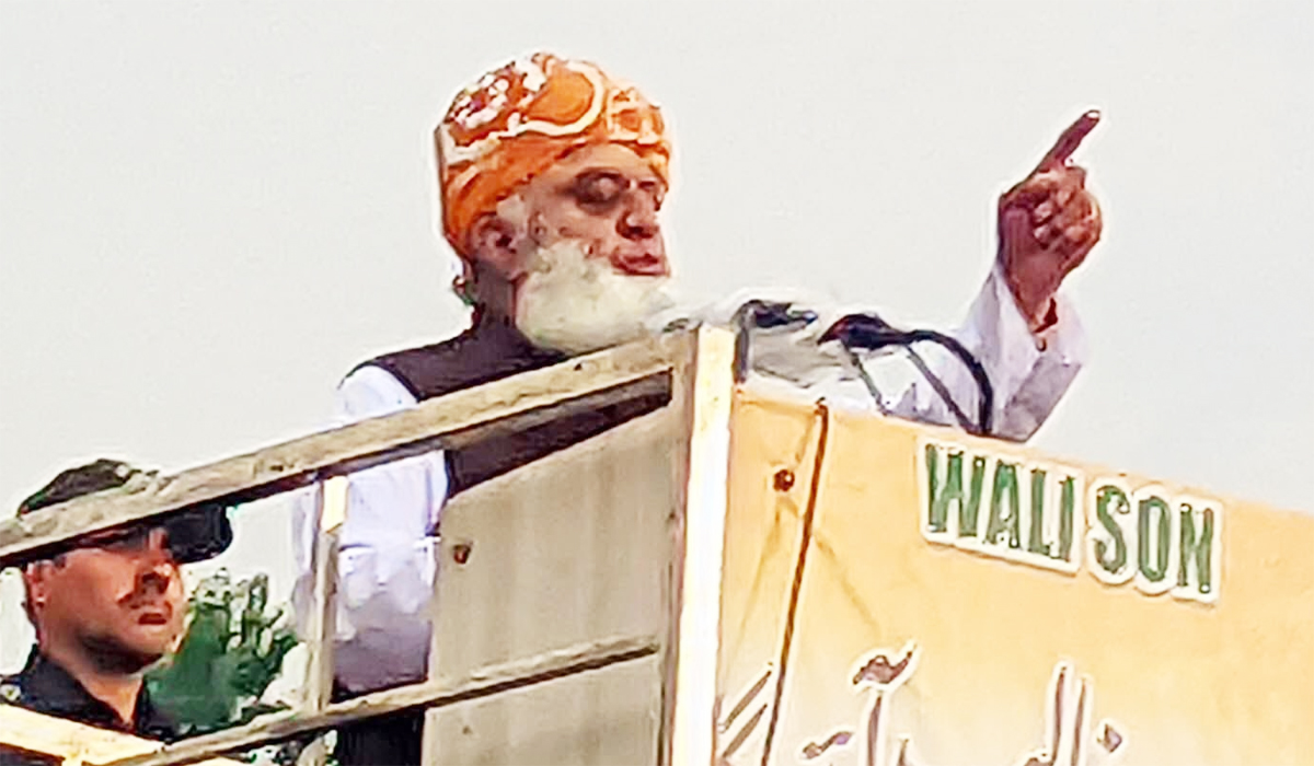 نہ پچھلی حکومت کو چلنے دیا، نہ یہ چلےگی، فضل الرحمٰن