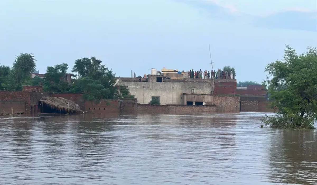 پنجاب میں سیلاب کی تباہ کاریاں،بند ٹوٹنے سے بستیاں زیرِ آب