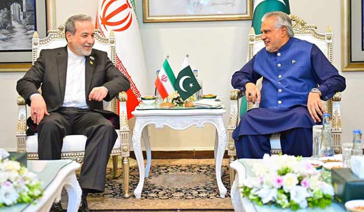 اسحاق ڈار کی ایرانی وزیرِ خارجہ عباس عراقچی سے ملاقات