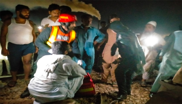 اسلام آباد ایکسپریس حادثے کا شکار،25سے زائد مسافر زخمی