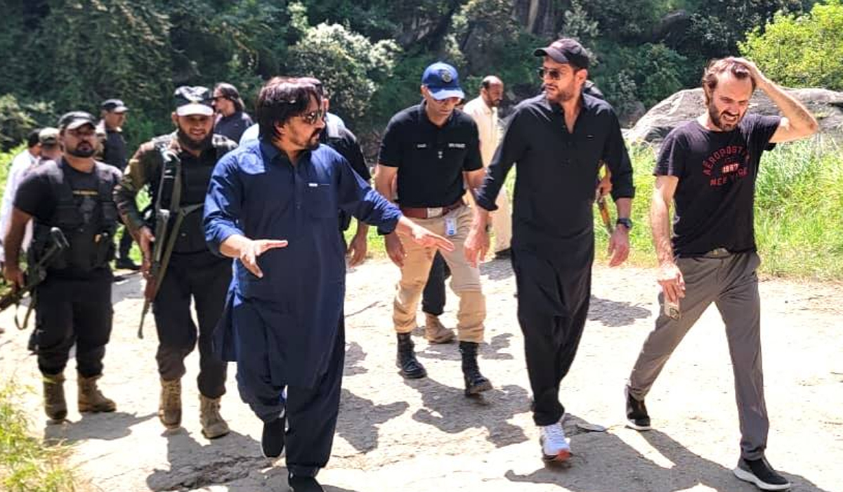 شاہد آفریدی سیلاب متاثرین کی امداد کیلئے بونیر پہنچ گئے