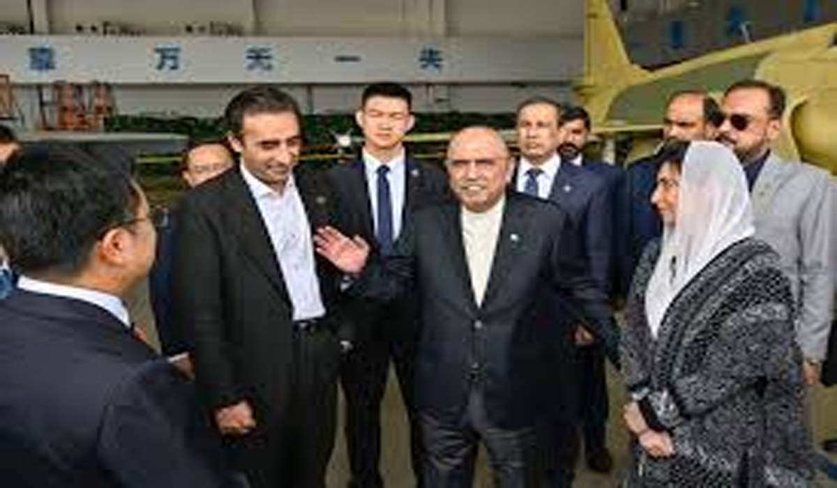 صدر آصف علی زرداری کا چین کے ایئرکرافٹ کمپلیکس کا دورہ