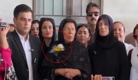 اڈیالہ جیل کے باہر علیمہ خان کو انڈا مار دیا گیا