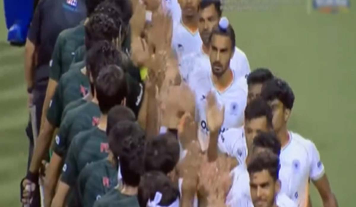 سلطان آف جوہر ہاکی کپ میں پاک بھارت کھلاڑیوں کا ہینڈشیک