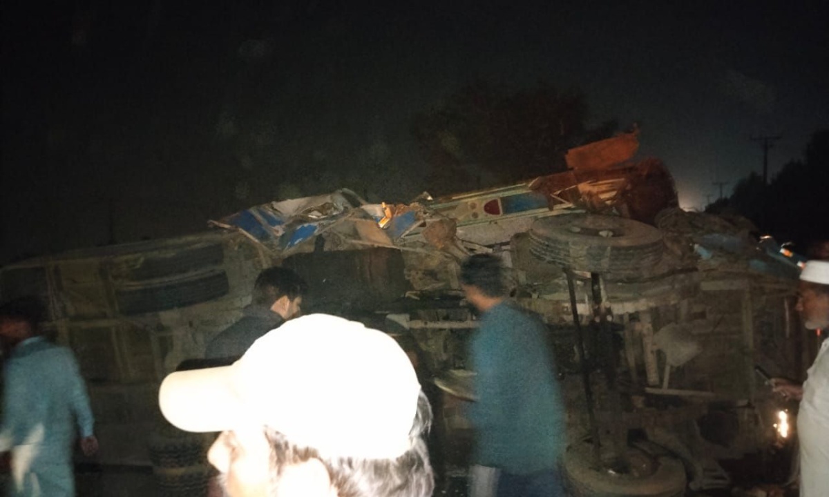 رائیونڈ:باراتیوں کی بس ٹرالر سے ٹکرا گئی،5افراد جان بحق