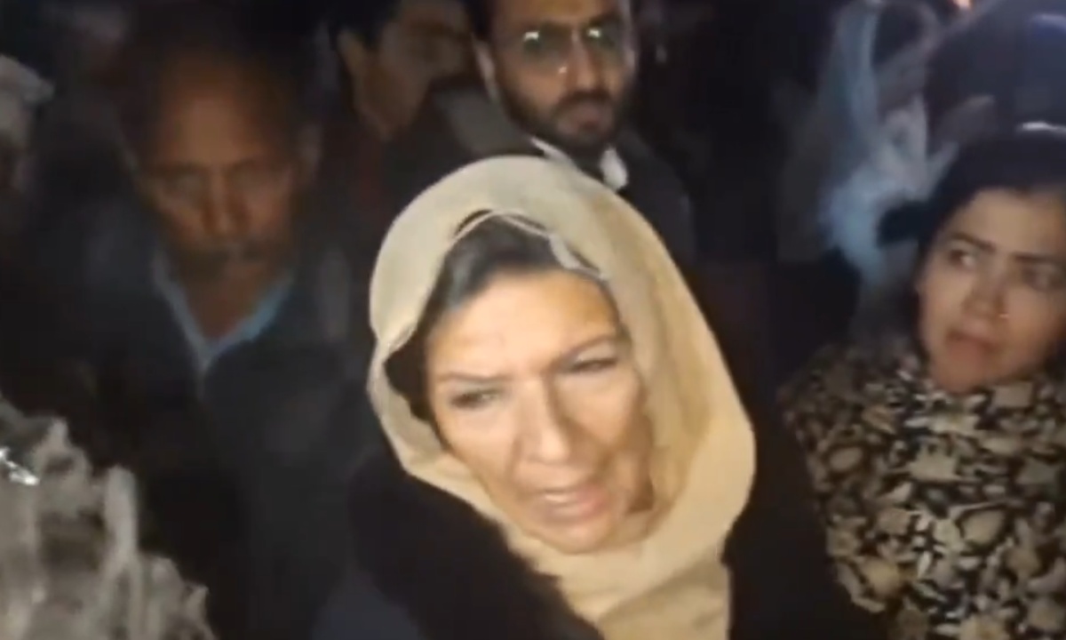 علیمہ خان کا عمران خان سے ملاقات کی اجازت نہ ملنے پر دھرنا