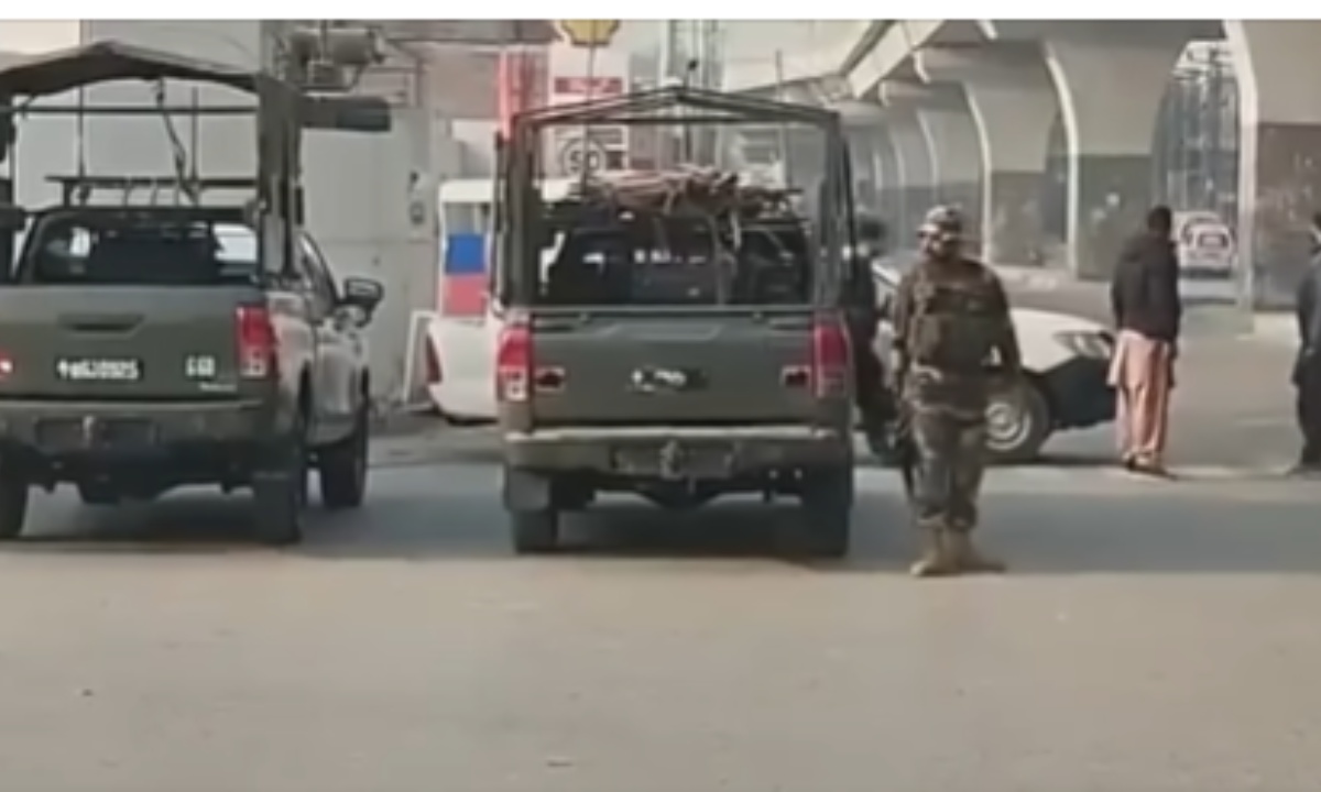 پشاور ایف سی ہیڈکوارٹرز پرحملہ،3 اہلکار شہید،2حملہ آورہلاک پشاور:ایف سی ہیڈکوارٹرز پرحملہ،3 اہلکار شہید،2حملہ آورہلاک