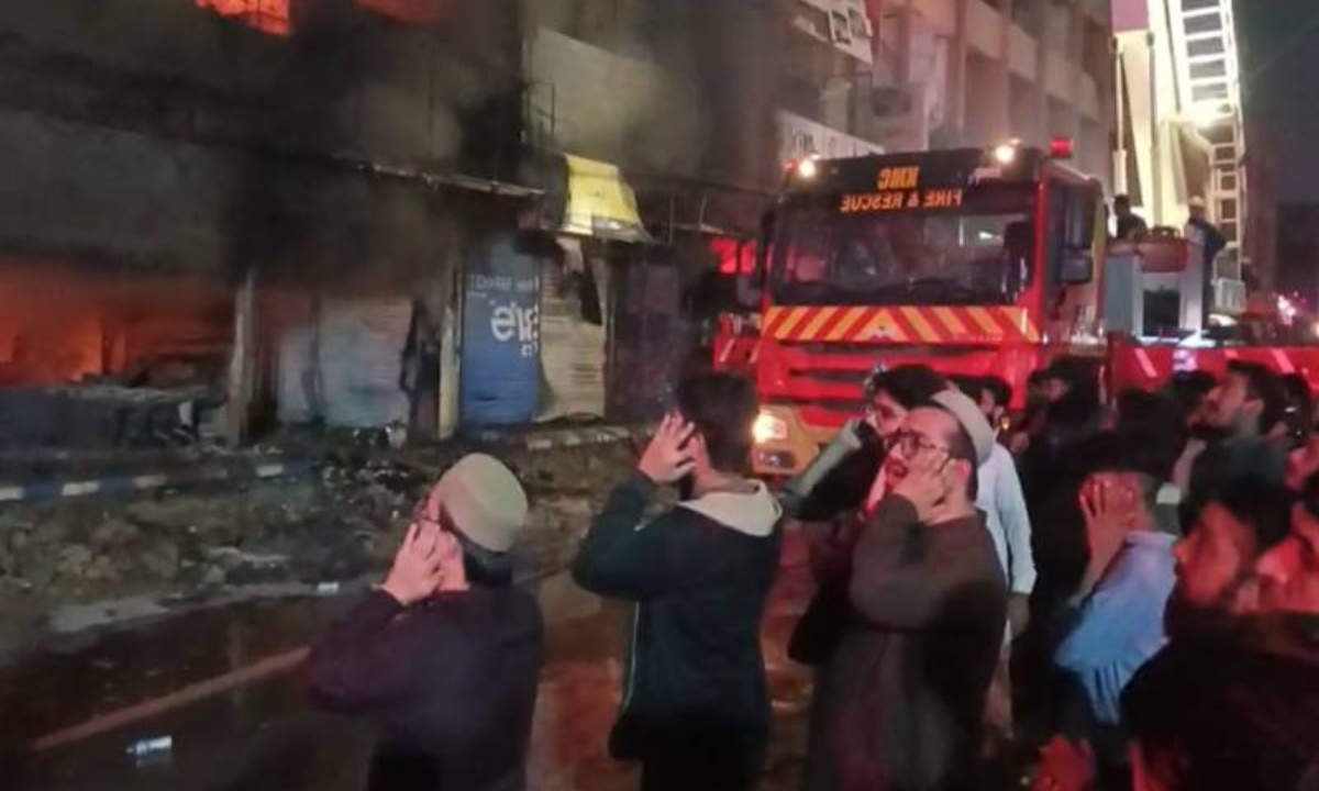 تاجروں نے گل پلازہ کے باہر اذانیں دینا شروع کر دیں